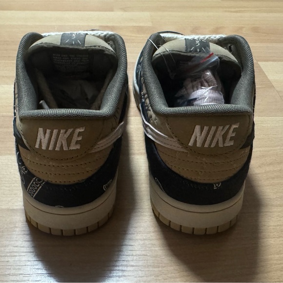 Nike Dunk Low Premium QS SB x Travis Scott Cactus Jack - Picture 2 of 7